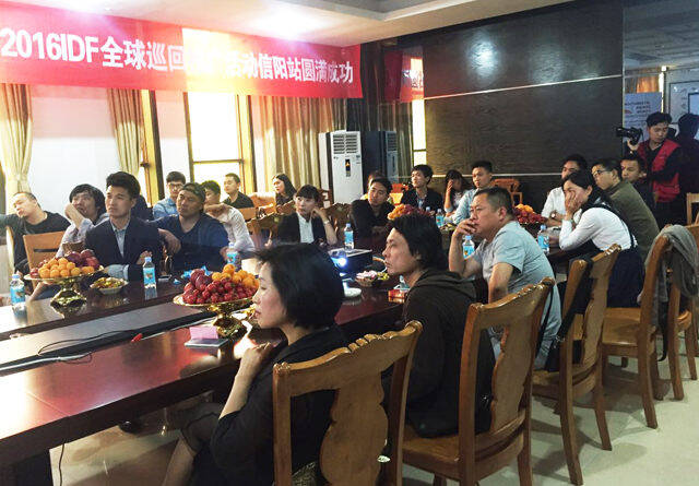 # 7 设计师聚精会神地聆听.jpg