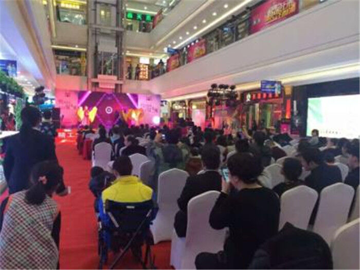 4活动现场人山人海.jpg
